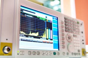 Receiver for measuring the electromagnetic field